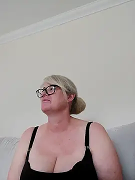 Snapshot of FlirtyFleur-x chatting on 04.09.26 FlirtyFleur-x online show from 04.09.26