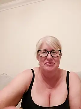 Snapshot of FlirtyFleur-x chatting on 04.14.26 FlirtyFleur-x online show from 04.14.26