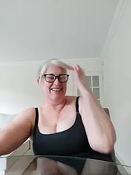 Snapshot of FlirtyFleur-x chatting on 04.15.26 FlirtyFleur-x online show from 04.15.26