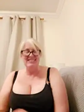 Snapshot of FlirtyFleur-x chatting on 04.15.26 FlirtyFleur-x online show from 04.15.26