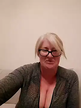 Snapshot of FlirtyFleur-x chatting on 04.16.26 FlirtyFleur-x online show from 04.16.26
