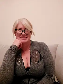 Snapshot of FlirtyFleur-x chatting on 04.16.26 FlirtyFleur-x online show from 04.16.26