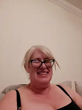 Snapshot of FlirtyFleur-x chatting on 04.18.26 FlirtyFleur-x online show from 04.18.26