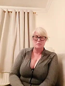 Snapshot of FlirtyFleur-x chatting on 04.19.26 FlirtyFleur-x online show from 04.19.26