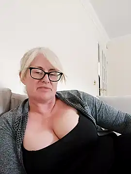 Snapshot of FlirtyFleur-x chatting on 04.21.26 FlirtyFleur-x online show from 04.21.26