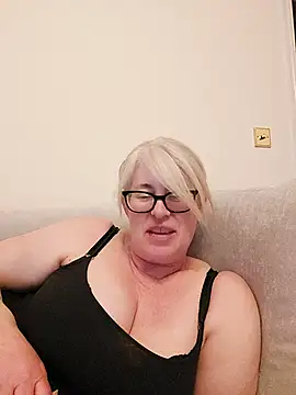 Snapshot of FlirtyFleur-x chatting on 04.22.26 FlirtyFleur-x online show from 04.22.26
