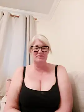 Snapshot of FlirtyFleur-x chatting on 04.27.26 FlirtyFleur-x online show from 04.27.26