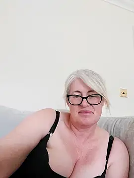 Snapshot of FlirtyFleur-x chatting on 04.28.26 FlirtyFleur-x online show from 04.28.26
