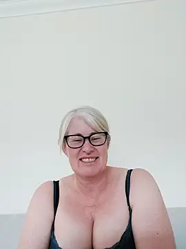 Snapshot of FlirtyFleur-x chatting on 05.03.26 FlirtyFleur-x online show from 05.03.26