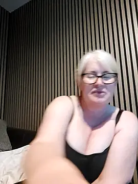 Snapshot of FlirtyFleur-x chatting on 05.06.26 FlirtyFleur-x online show from 05.06.26
