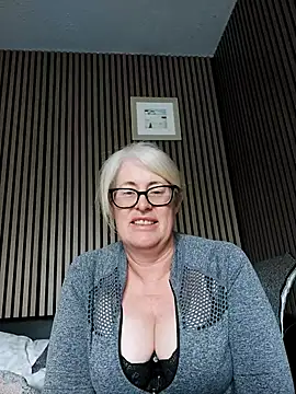 Snapshot of FlirtyFleur-x chatting on 05.07.26 FlirtyFleur-x online show from 05.07.26