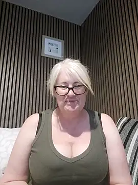 Snapshot of FlirtyFleur-x chatting on 05.08.26 FlirtyFleur-x online show from 05.08.26
