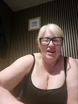 Snapshot of FlirtyFleur-x chatting on 05.16.26 FlirtyFleur-x online show from 05.16.26