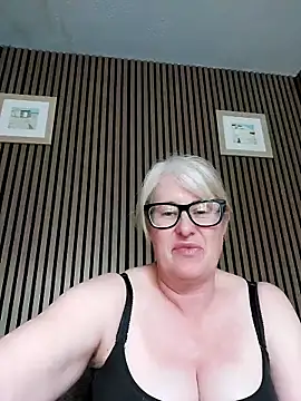 Snapshot of FlirtyFleur-x chatting on 05.18.26 FlirtyFleur-x online show from 05.18.26