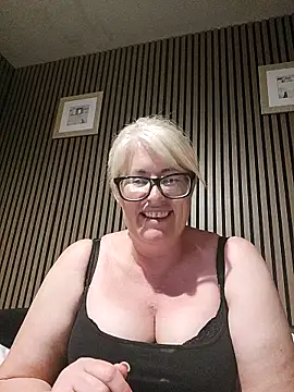 Snapshot of FlirtyFleur-x chatting on 05.24.26 FlirtyFleur-x online show from 05.24.26
