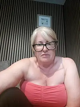 Snapshot of FlirtyFleur-x chatting on 05.25.26 FlirtyFleur-x online show from 05.25.26