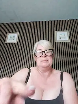 Snapshot of FlirtyFleur-x chatting on 05.29.26 FlirtyFleur-x online show from 05.29.26