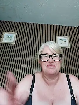 Snapshot of FlirtyFleur-x chatting on 05.30.26 FlirtyFleur-x online show from 05.30.26
