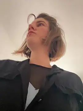 Snapshot of Kamorana chatting on 05.18.26 Kamorana online show from 05.18.26