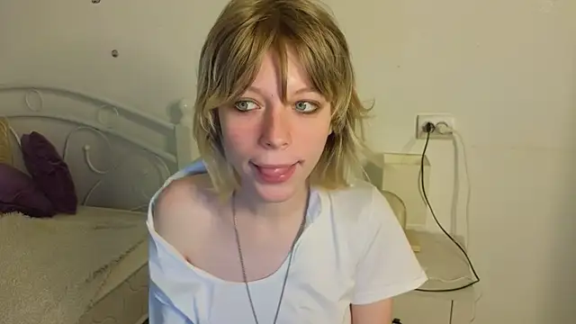 Snapshot of MollySally chatting on 06.10.26 MollySally online show from 06.10.26