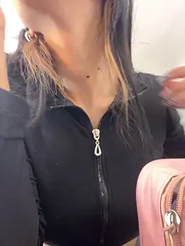 Snapshot of VioletaHills_ chatting on 03.04.26 VioletaHills online show from 03.04.26