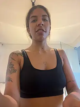 Snapshot of VioletaHills_ chatting on 04.04.26 VioletaHills online show from 04.04.26