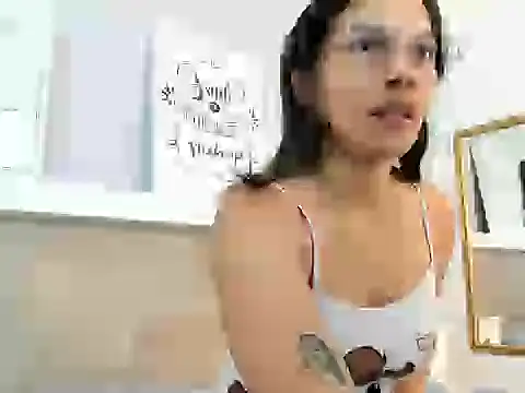 Snapshot of EmmaSanchez_ chatting on 04.04.26 EmmaSanchez online show from 04.04.26