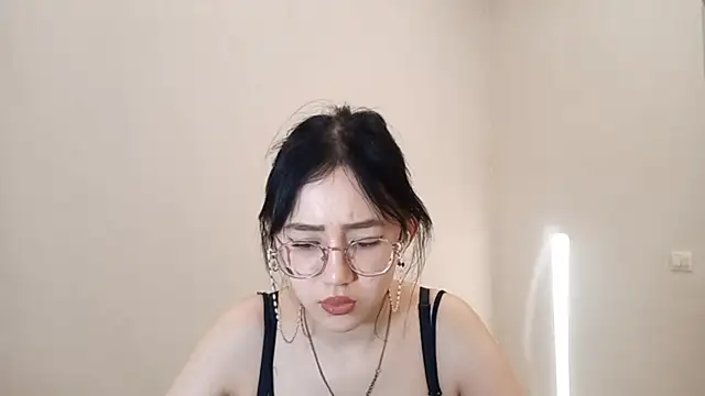 Snapshot of SolvedGlobe chatting on 04.06.26 SolvedGlobe online show from 04.06.26