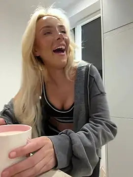 Snapshot of Naughtyblondex chatting on 03.26.26 Naughtyblondex online show from 03.26.26