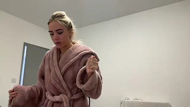 Snapshot of Naughtyblondex chatting on 04.02.26 Naughtyblondex online show from 04.02.26