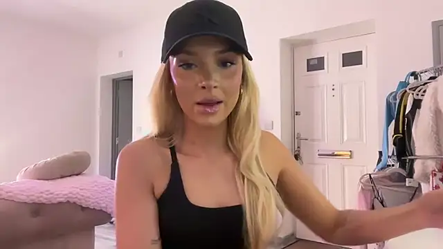 Snapshot of Naughtyblondex chatting on 04.18.26 Naughtyblondex online show from 04.18.26