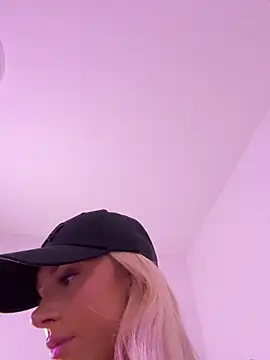Snapshot of Naughtyblondex chatting on 04.21.26 Naughtyblondex online show from 04.21.26