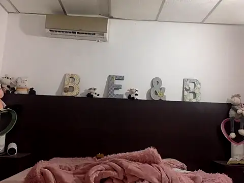 Snapshot of mommy-Milf chatting on 03.08.26 mommy-Milf online show from 03.08.26