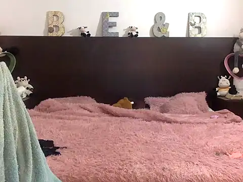 Snapshot of mommy-Milf chatting on 03.25.26 mommy-Milf online show from 03.25.26