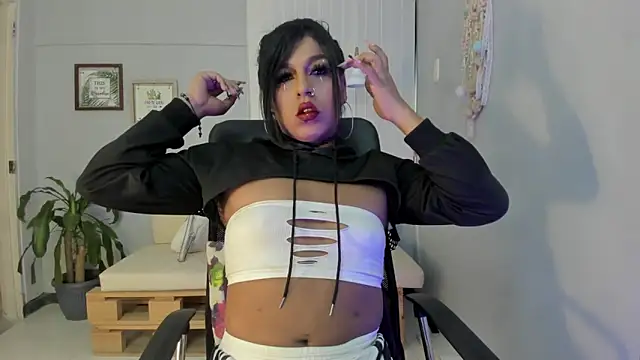 Nahomy Collins  online show from 03.24.26