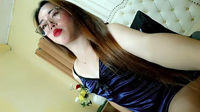 Snapshot of Seductive_sophie chatting on 04.23.26 Seductive sophie online show from 04.23.26