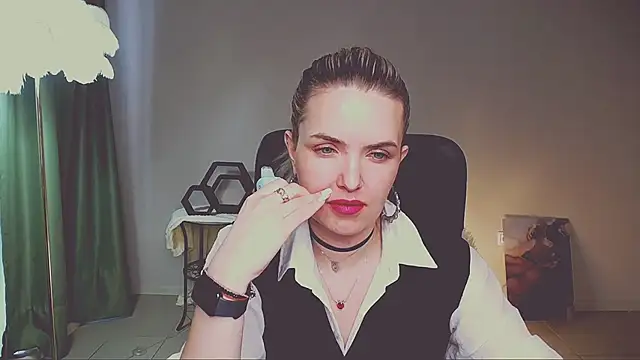 Snapshot of AliceSmite chatting on 05.26.26 AliceSmite online show from 05.26.26