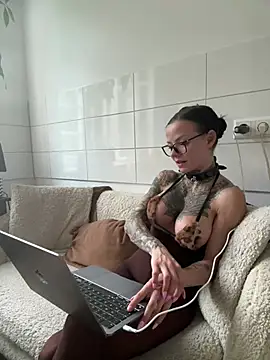 SkinnyLilly online show from 07.05.26