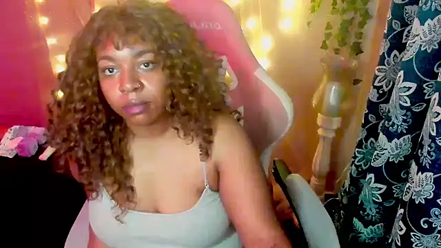Snapshot of Goddess_MercedesRedd chatting on 04.11.26 Goddess MercedesRedd online show from 04.11.26