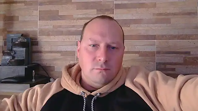 Snapshot of lustonfan chatting on 05.18.26 lustonfan online show from 05.18.26