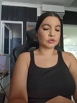 Snapshot of Pretty_Julieta chatting on 06.05.26 Pretty Julieta online show from 06.05.26
