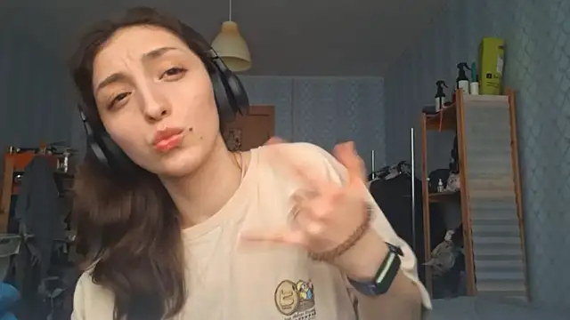 Snapshot of CindyLight chatting on 03.30.26 CindyLight online show from 03.30.26