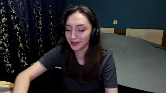 Snapshot of CindyLight chatting on 04.14.26 CindyLight online show from 04.14.26