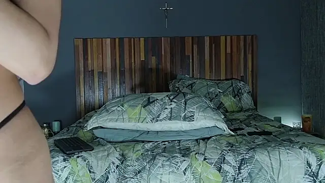 LauraaPeachh1 online show from 04.09.26