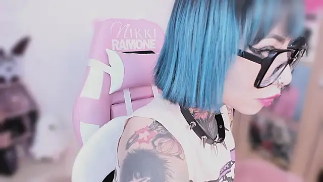 Snapshot of shes_creepy chatting on 03.25.26 shes creepy online show from 03.25.26