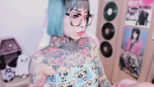Snapshot of shes_creepy chatting on 03.31.26 shes creepy online show from 03.31.26
