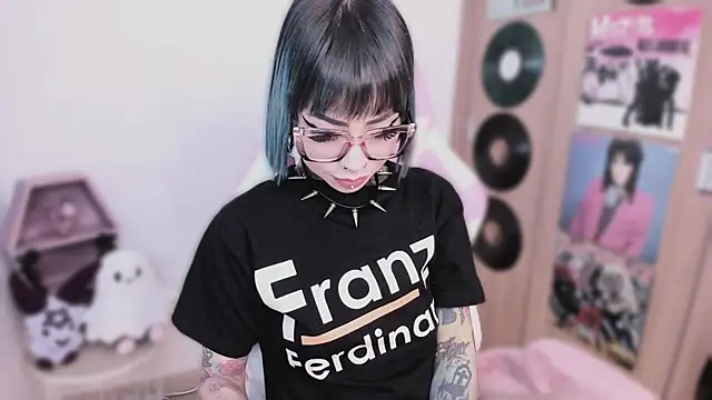 Snapshot of shes_creepy chatting on 04.01.26 shes creepy online show from 04.01.26