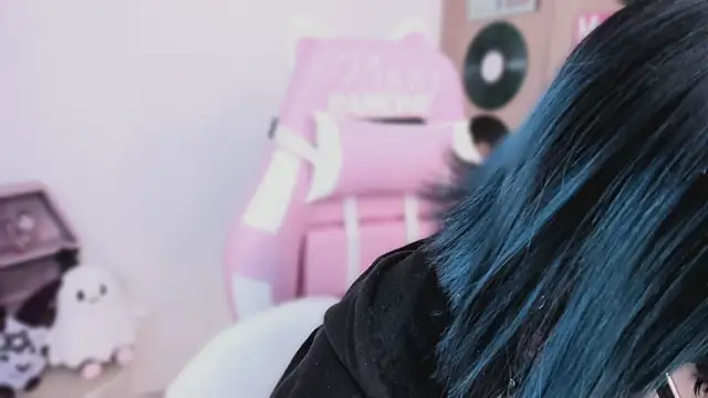 Snapshot of shes_creepy chatting on 04.10.26 shes creepy online show from 04.10.26