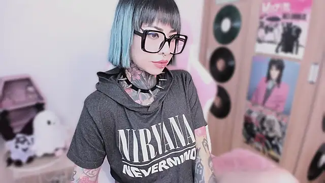 Snapshot of shes_creepy chatting on 04.15.26 shes creepy online show from 04.15.26