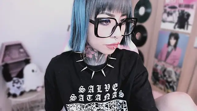 Snapshot of shes_creepy chatting on 04.24.26 shes creepy online show from 04.24.26